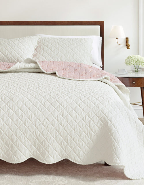 Load image into Gallery viewer, Floral Print &amp; Scallopeded Edge Cotton Quilt Set - Sandie Collection
