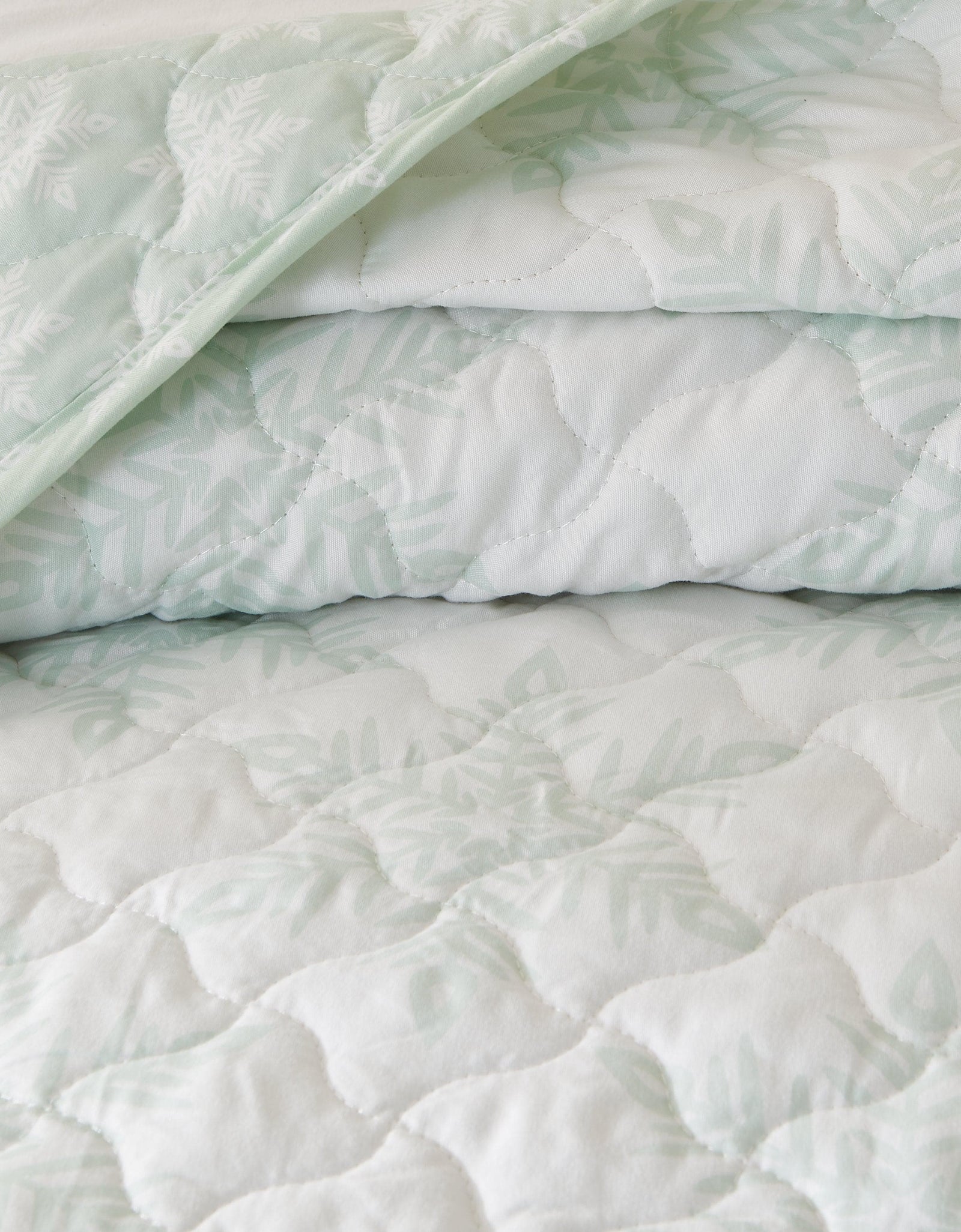 Large Snowflake Quilt - Noemi Collection