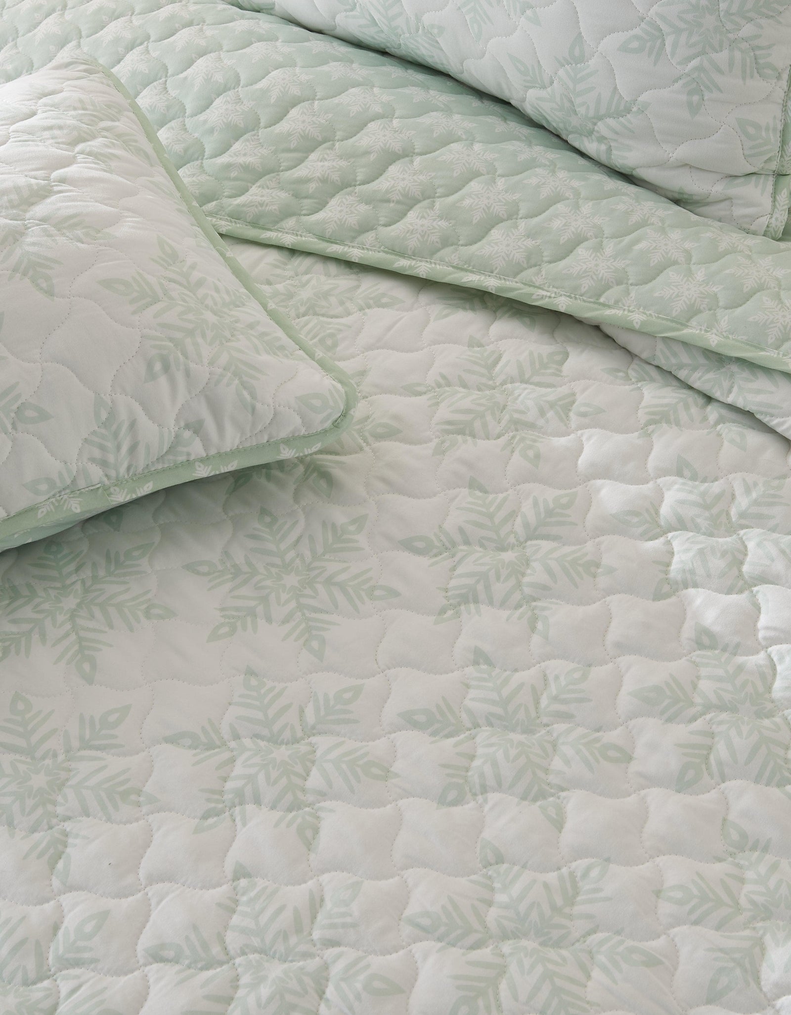 Large Snowflake Quilt - Noemi Collection