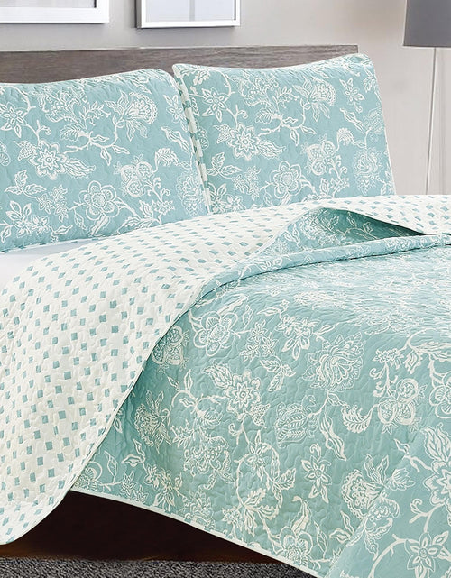Load image into Gallery viewer, Floral Quilt - Emma Collection
