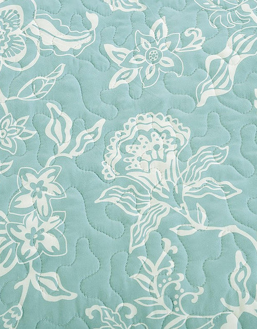 Load image into Gallery viewer, Floral Quilt - Emma Collection
