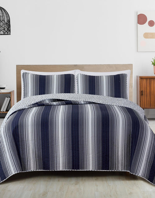 Load image into Gallery viewer, Everette Collection Ombre Striped Quilt Set
