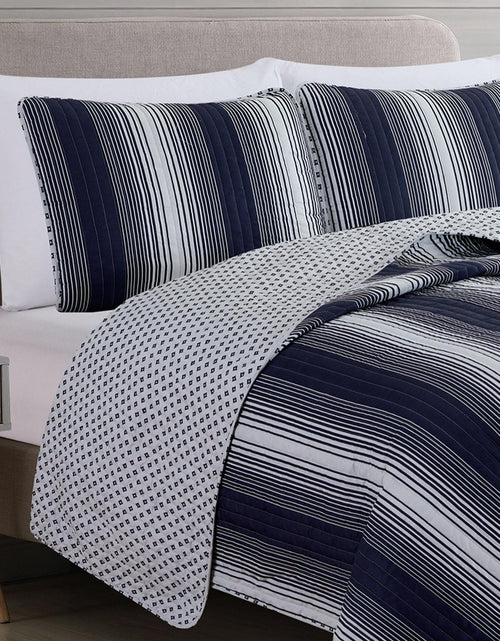 Load image into Gallery viewer, Everette Collection Ombre Striped Quilt Set
