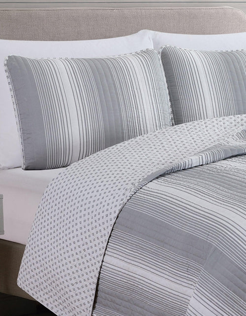 Load image into Gallery viewer, Everette Collection Ombre Striped Quilt Set
