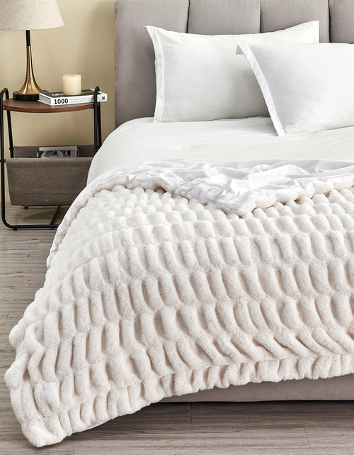 Load image into Gallery viewer, Ruched Faux Fur Throw Blanket - Alondra Collection
