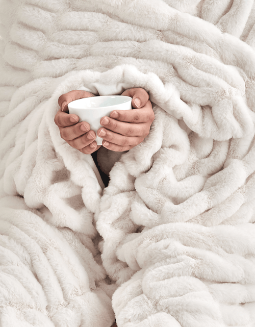 Load image into Gallery viewer, Ruched Faux Fur Throw Blanket - Alondra Collection
