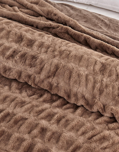 Load image into Gallery viewer, Ruched Faux Fur Throw Blanket - Alondra Collection
