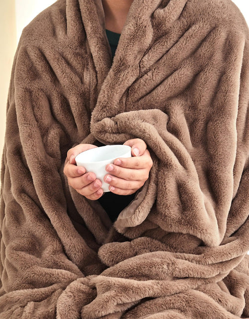 Load image into Gallery viewer, Ruched Faux Fur Throw Blanket - Alondra Collection
