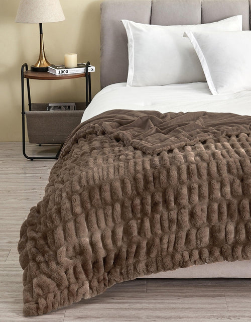 Load image into Gallery viewer, Ruched Faux Fur Throw Blanket - Alondra Collection
