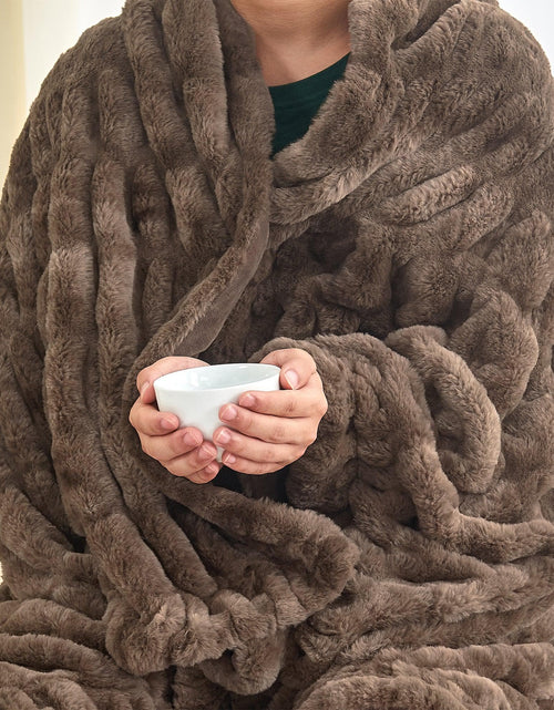 Load image into Gallery viewer, Ruched Faux Fur Throw Blanket - Alondra Collection
