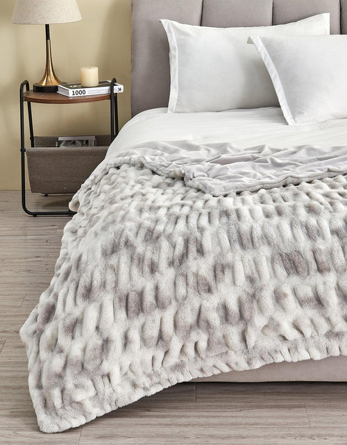 Load image into Gallery viewer, Ruched Faux Fur Throw Blanket - Alondra Collection
