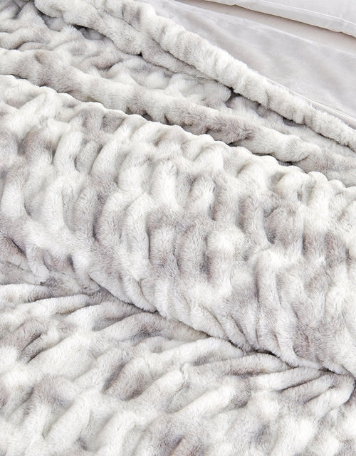Load image into Gallery viewer, Ruched Faux Fur Throw Blanket - Alondra Collection
