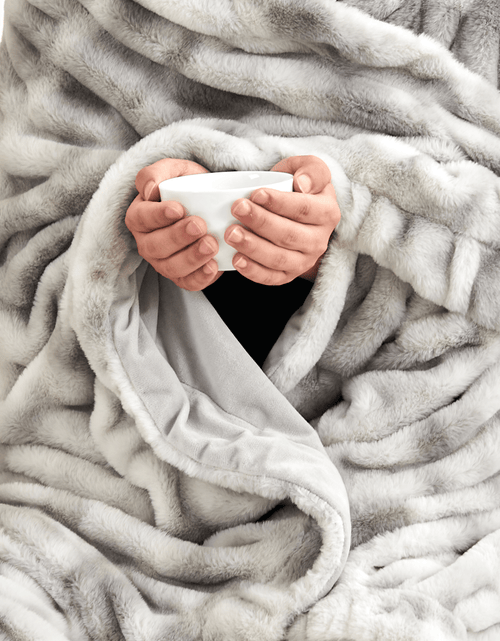 Load image into Gallery viewer, Ruched Faux Fur Throw Blanket - Alondra Collection
