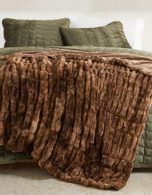 Load image into Gallery viewer, Ruched Faux Fur Throw Blanket - Alondra Collection
