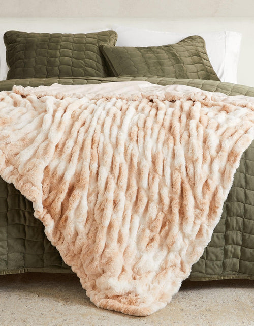 Load image into Gallery viewer, Ruched Faux Fur Throw Blanket - Alondra Collection

