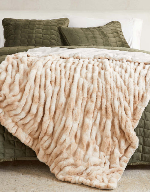 Load image into Gallery viewer, Ruched Faux Fur Throw Blanket - Alondra Collection
