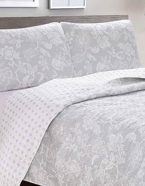 Load image into Gallery viewer, Floral Quilt - Emma Collection
