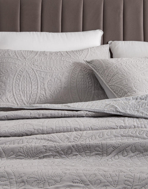 Load image into Gallery viewer, Oversized Medallion Quilt Set - Clara Collection
