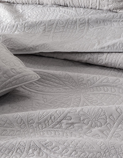 Load image into Gallery viewer, Oversized Medallion Quilt Set - Clara Collection
