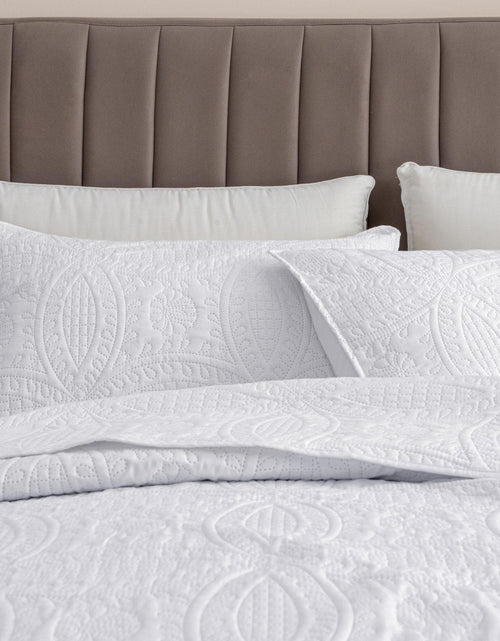 Load image into Gallery viewer, Oversized Medallion Quilt Set - Clara Collection
