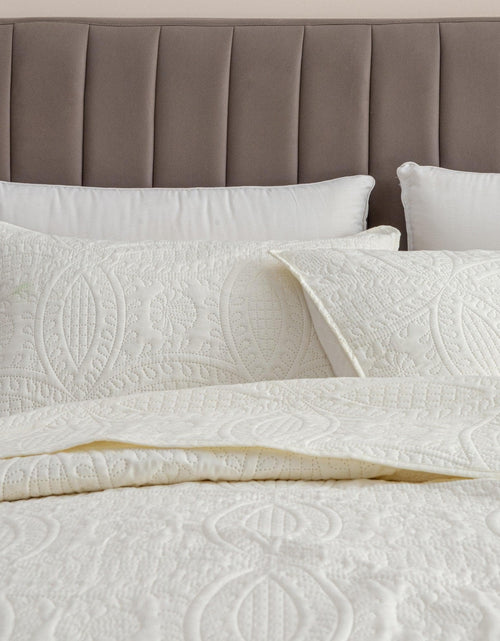 Load image into Gallery viewer, Oversized Medallion Quilt Set - Clara Collection
