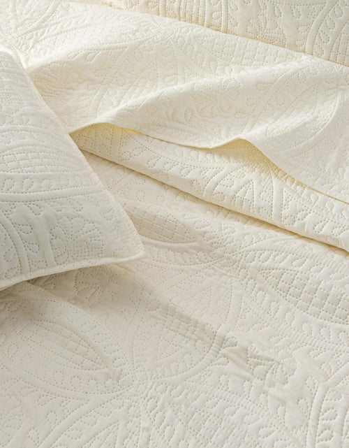Load image into Gallery viewer, Oversized Medallion Quilt Set - Clara Collection
