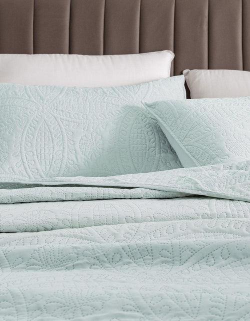 Load image into Gallery viewer, Oversized Medallion Quilt Set - Clara Collection
