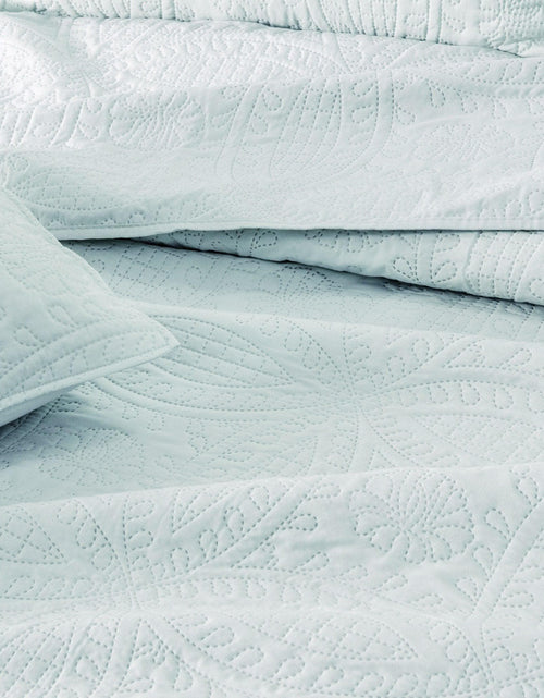 Load image into Gallery viewer, Oversized Medallion Quilt Set - Clara Collection
