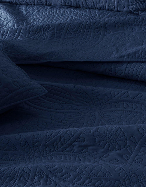 Load image into Gallery viewer, Oversized Medallion Quilt Set - Clara Collection
