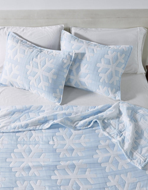 Load image into Gallery viewer, Matelassé Snowflake Quilt Set - Nino Collection
