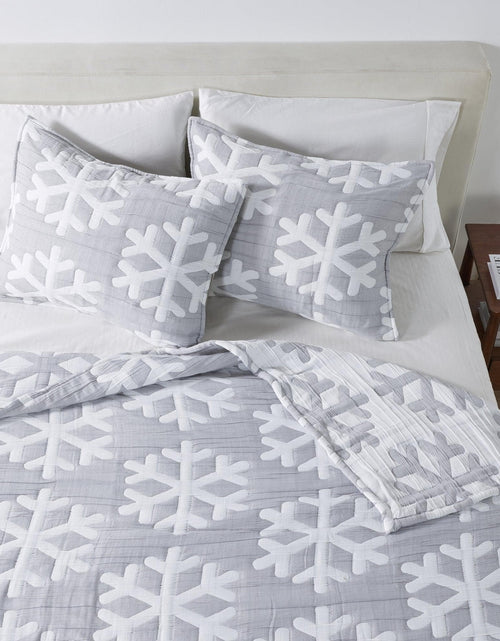 Load image into Gallery viewer, Matelassé Snowflake Quilt Set - Nino Collection
