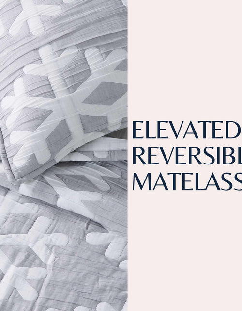 Load image into Gallery viewer, Matelassé Snowflake Quilt Set - Nino Collection

