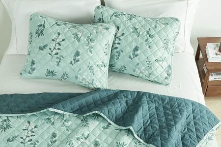 Snowy Botanical Quilt Set - Mariela Collection