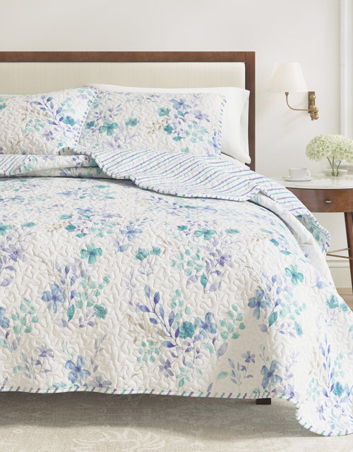 Load image into Gallery viewer, April Morning Floral Quilt Set
