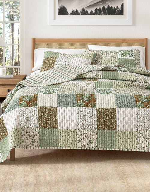 Load image into Gallery viewer, Floral Patchwork Quilt Set - Damia Collection
