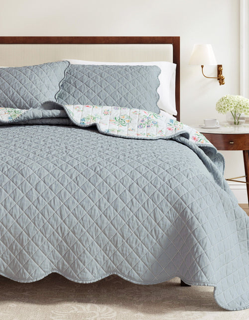 Load image into Gallery viewer, Floral Print &amp; Scallopeded Edge Cotton Quilt Set - Katrin Collection
